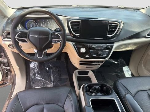 Used 2022 Chrysler Pacifica Touring-L FWD image 16