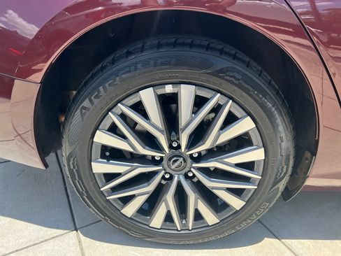 Used 2025 Nissan Altima 2.5 SV FWD image 8