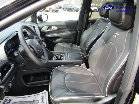 Used 2025 Chrysler Pacifica Limited FWD image 11
