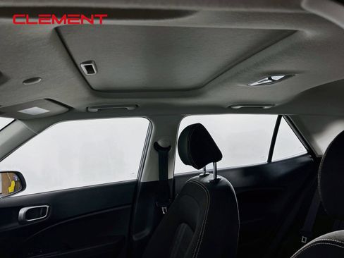 Used 2025 Hyundai Venue SEL FWD image 23