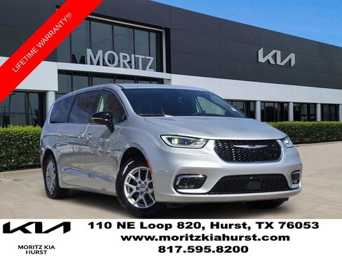 Used 2024 Chrysler Pacifica Touring-L FWD image 1
