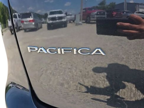 Used 2023 Chrysler Pacifica Touring-L FWD image 9