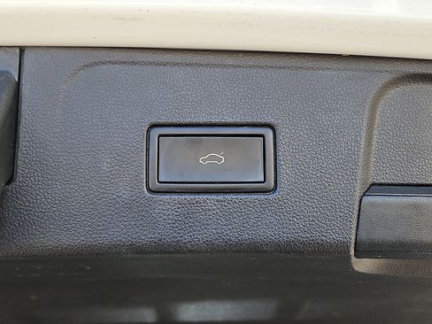 Used 2022 Volkswagen Atlas SEL Premium image 6