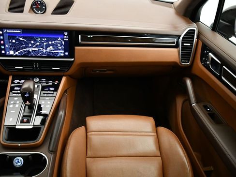 Used 2023 Porsche Cayenne Platinum Edition image 24