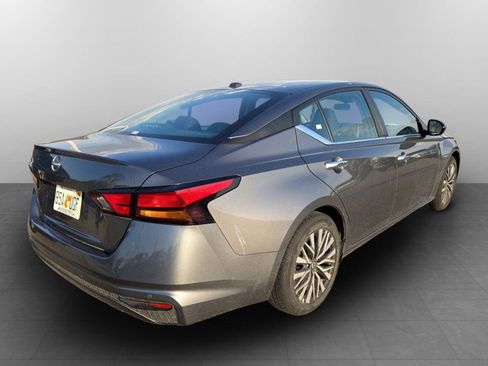 Used 2025 Nissan Altima 2.5 SV FWD image 6