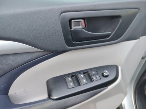 Used 2019 Toyota Highlander LE image 9