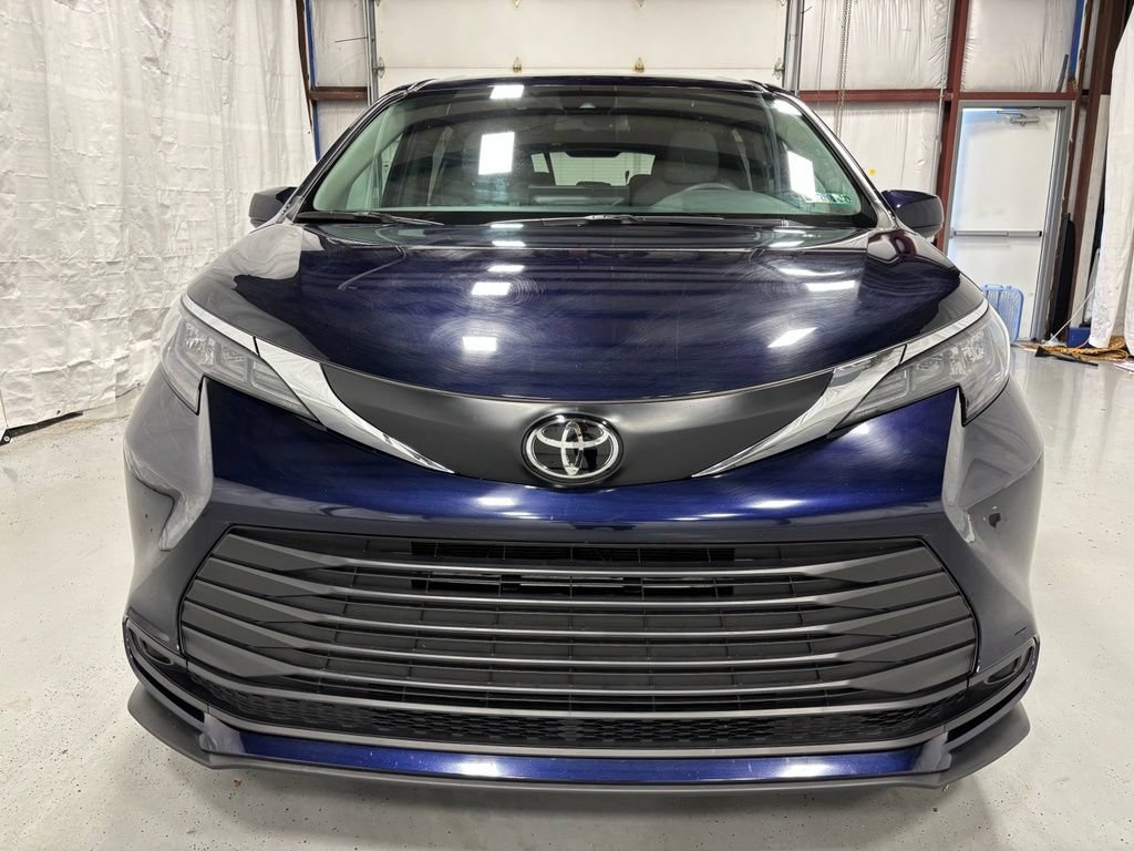 Used 2026 Toyota Sienna LE AWD/4WD image 2