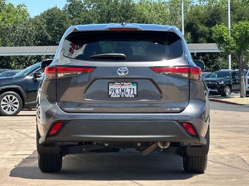 Used 2022 Toyota Highlander LE AWD/4WD image 5