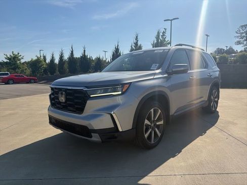 Used 2024 Honda Pilot Touring image 3
