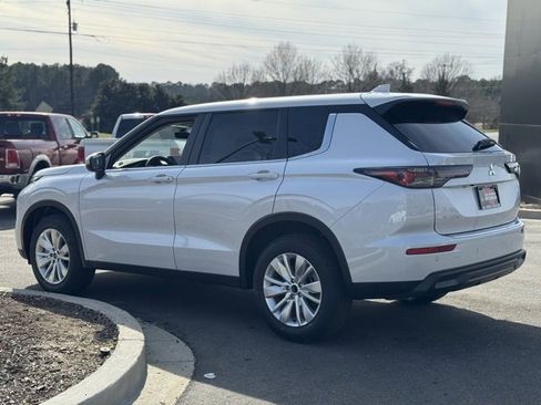 New 2026 Mitsubishi Outlander ES image 7