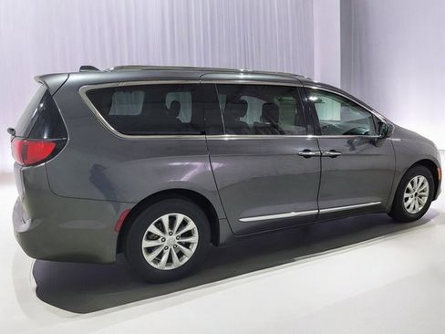Used 2018 Chrysler Pacifica Touring-L image 22