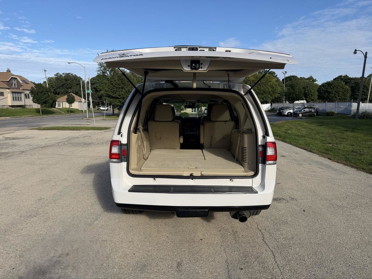 Used 2015 Lincoln Navigator 4WD w/ Equipment Group 101A Reserve image 8