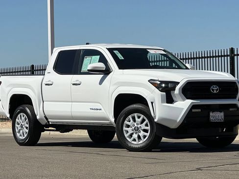 Certified 2025 Toyota Tacoma SR5 AWD/4WD image 2