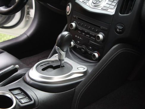 Used 2009 Nissan 370Z Touring RWD image 49