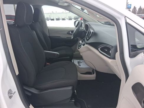 Used 2021 Chrysler Voyager LX image 15