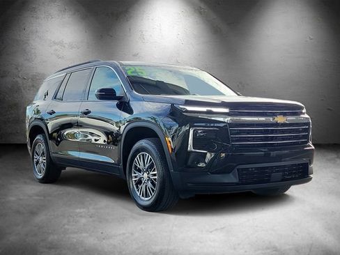 Certified 2025 Chevrolet Traverse LT w/ Driver Confidence Package FWD image 2
