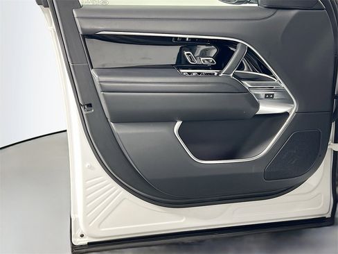 Used 2023 Land Rover Range Rover SE image 18