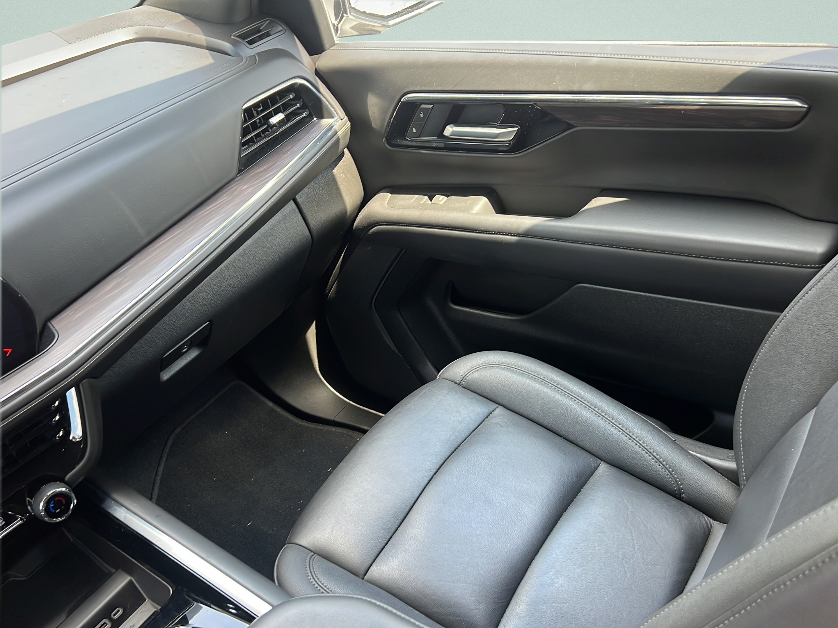 Used 2025 Chevrolet Tahoe LT RWD image 13