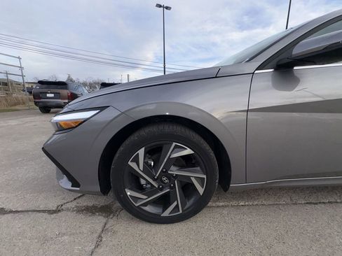 New 2025 Hyundai Elantra Limited image 18