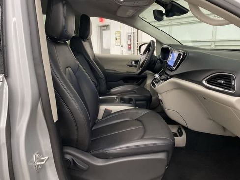 Used 2024 Chrysler Pacifica Touring-L image 18