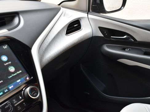 Used 2020 Chevrolet Bolt Premier w/ Infotainment Package FWD image 34