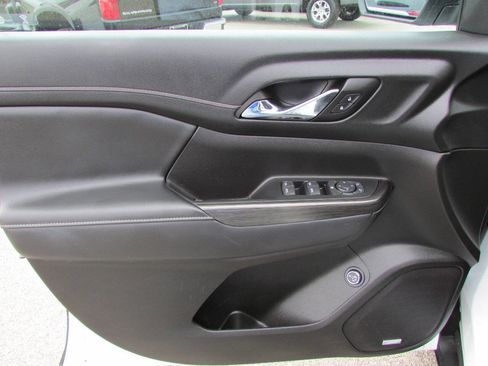 Used 2023 GMC Acadia SLT image 15