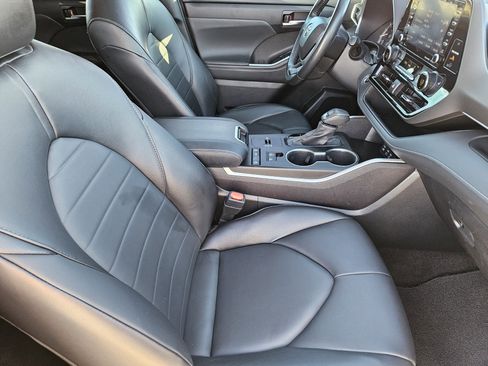 Used 2022 Toyota Highlander XLE image 13