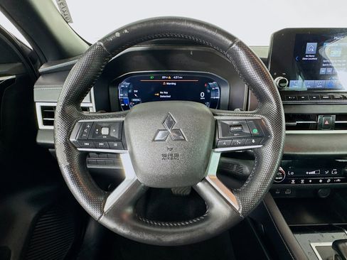 Used 2023 Mitsubishi Outlander SE image 11