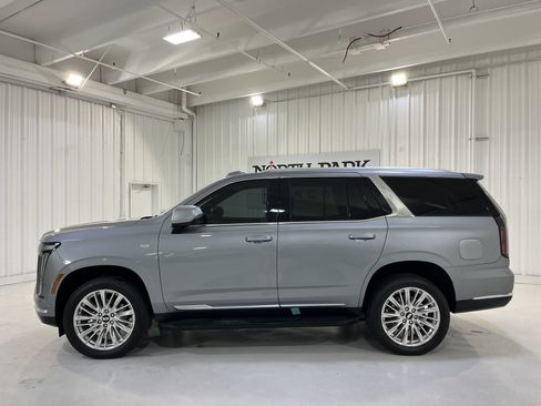 Used 2025 Cadillac Escalade Premium Luxury image 2