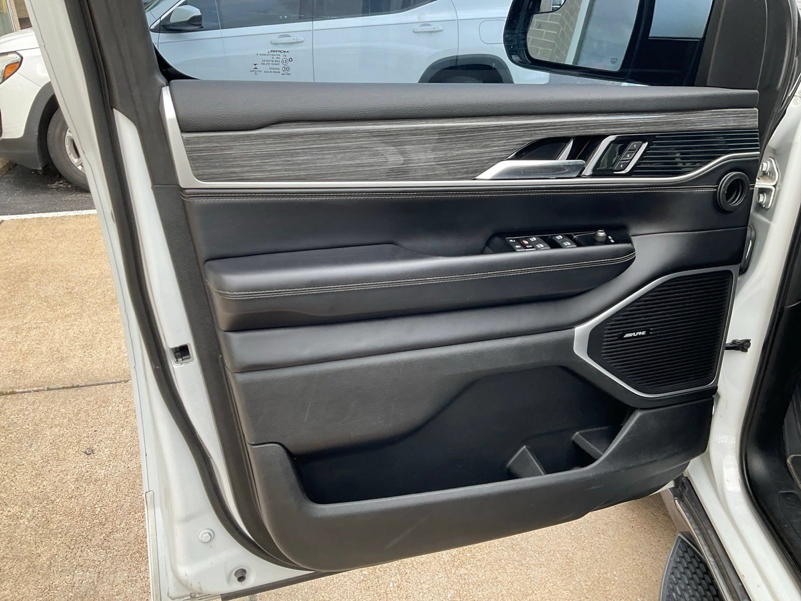 Used 2022 Jeep Wagoneer Series III AWD/4WD image 18