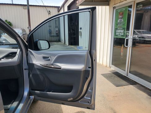 Used 2017 Toyota Sienna XLE w/ XLE Navigation Package FWD image 19