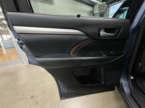 Used 2015 Toyota Highlander XLE image 19