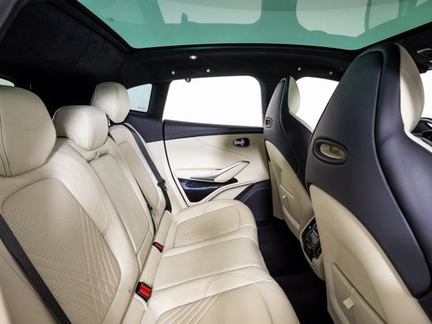 Used 2022 Aston Martin DBX image 19