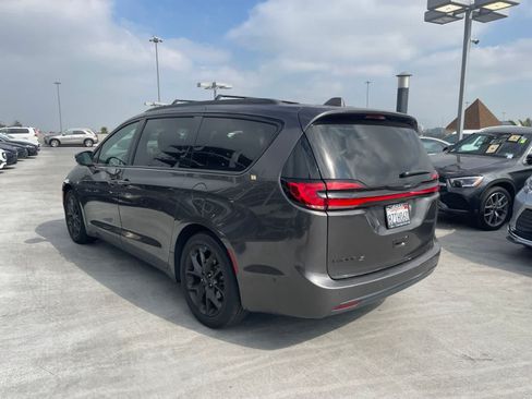 Used 2021 Chrysler Pacifica Touring-L w/ Uconnect Theater Family Group FWD image 5