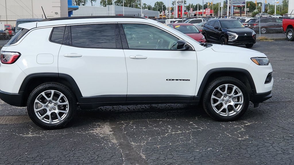 Used 2022 Jeep Compass Latitude w/ Sun and Sound Group AWD/4WD image 9