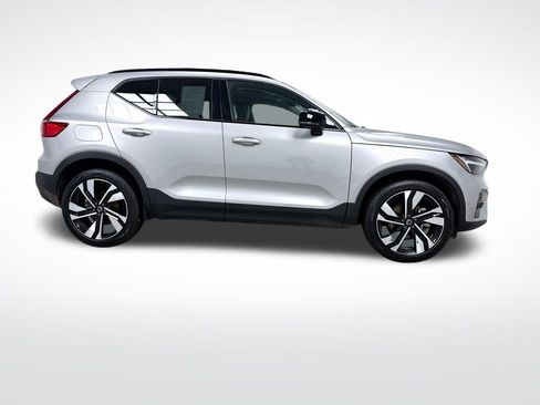 Used 2025 Volvo XC40 B5 Plus image 10