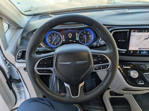 Used 2024 Chrysler Pacifica Touring-L image 10
