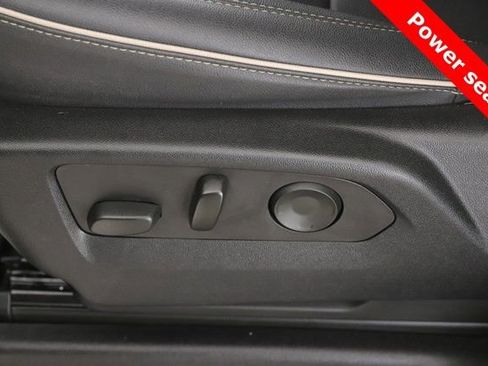 Used 2023 GMC Yukon SLT w/ SLT Premium Package image 17