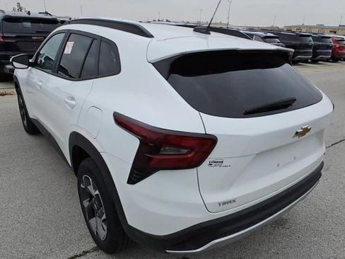 Used 2025 Chevrolet Trax LT w/ Driver Confidence Package image 4