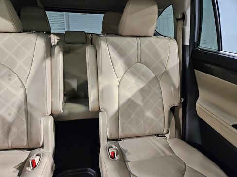 Used 2024 Toyota Highlander Platinum FWD image 14