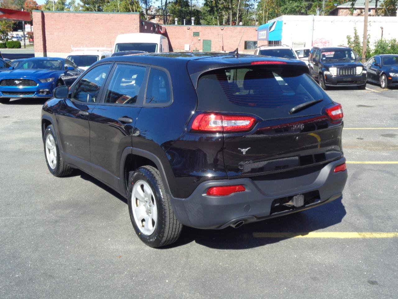 Used 2015 Jeep Cherokee Sport FWD image 3