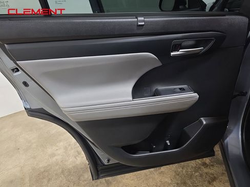 Used 2020 Toyota Highlander XLE w/ Protection Package #3 image 30