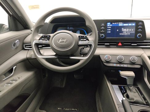 Used 2025 Hyundai Elantra SE w/ Cargo Package FWD image 22
