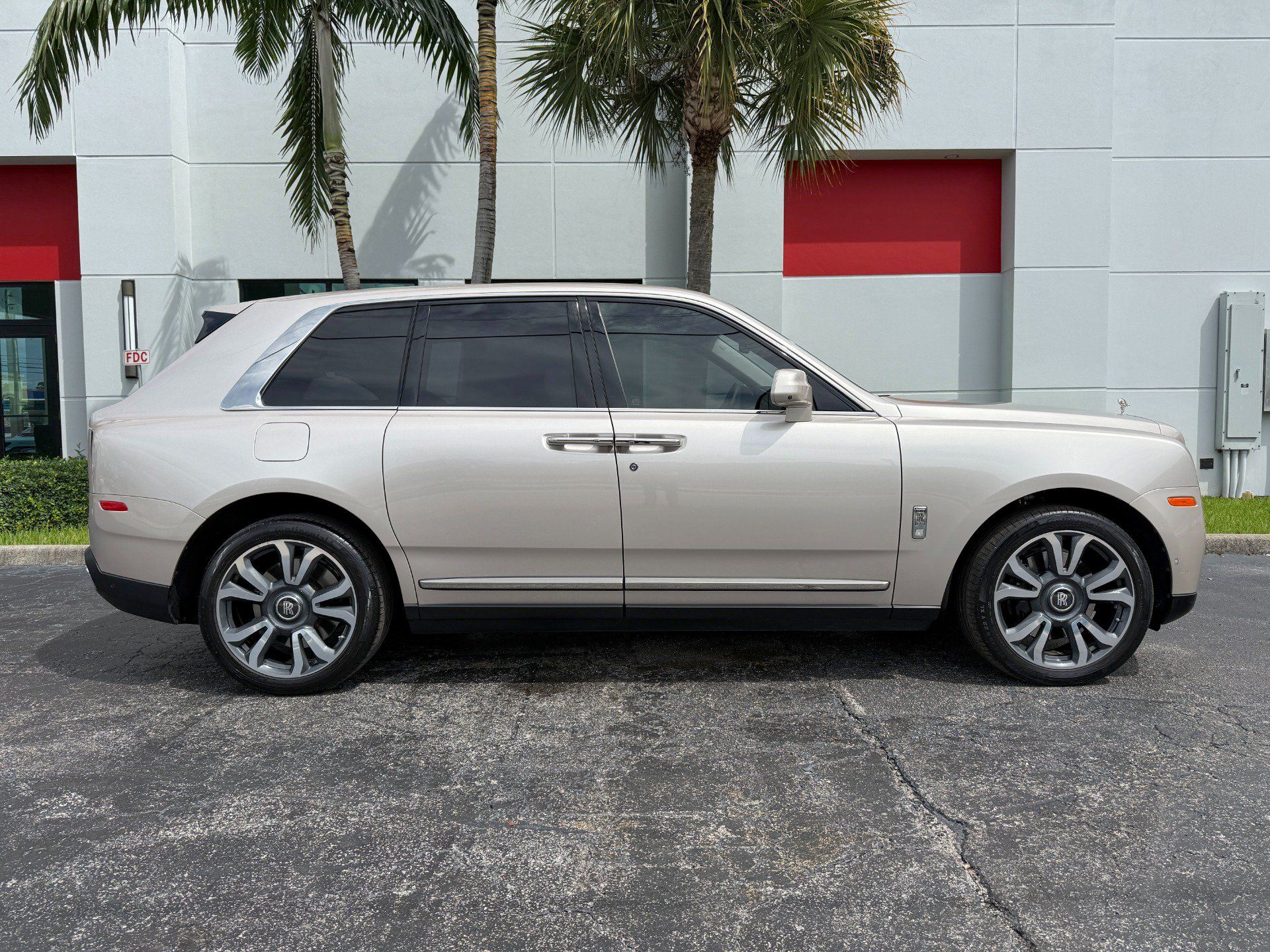 Used 2020 Rolls-Royce Cullinan AWD/4WD image 2