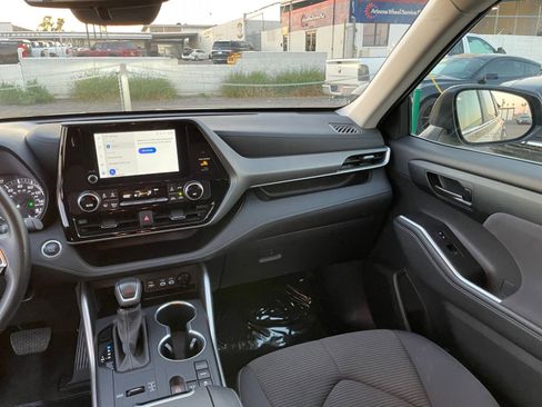 Used 2025 Toyota Highlander LE image 37