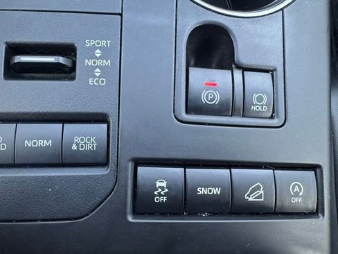 Used 2021 Toyota Highlander XLE image 19