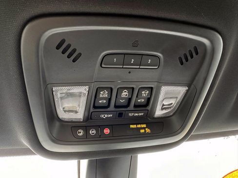 Used 2023 Chevrolet Traverse RS AWD/4WD image 28