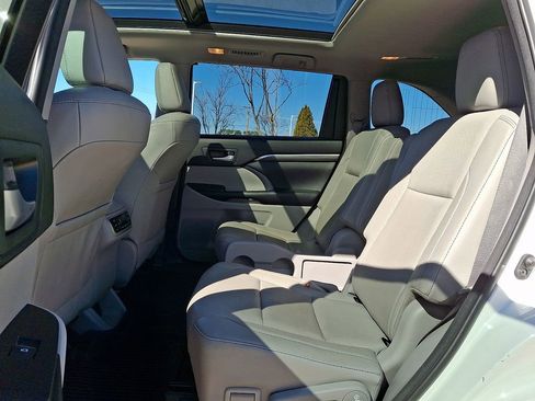 Used 2018 Toyota Highlander Limited Platinum image 7