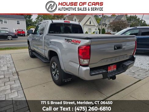 Used 2017 Toyota Tacoma TRD Sport image 6