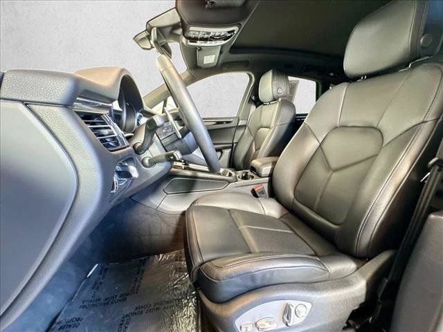 Certified 2025 Porsche Macan AWD/4WD image 5